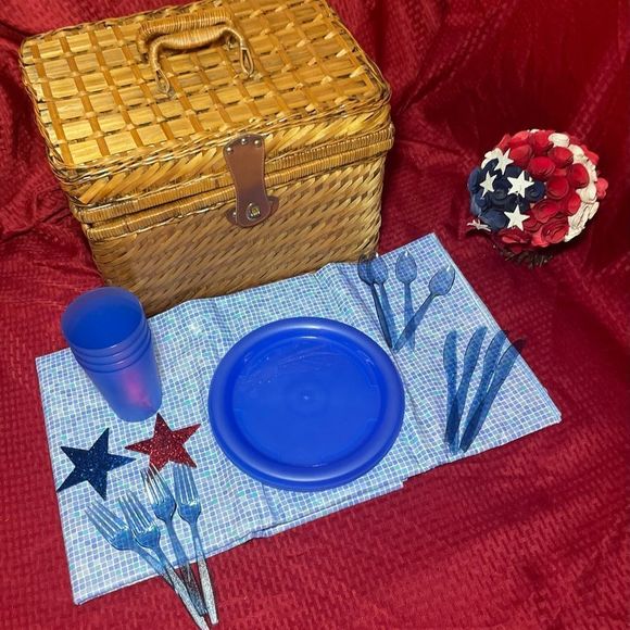 Other - Life’s A Picnic Vintage Wicker Picnic Basket 4 Family Fun! EPVC OBO